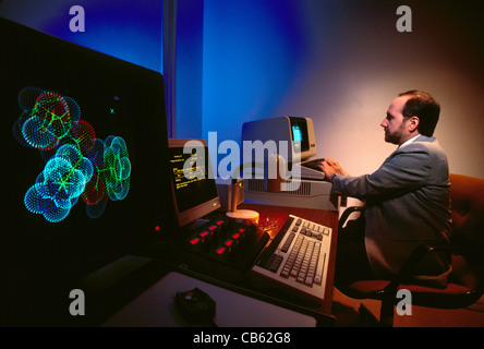 L'étude scientifique un modèle moléculaire illustration sur l'équipement informatique dans un laboratoire de recherche et développement de l'entreprise Banque D'Images