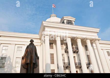 Alabama, Montgomery, State Capitol Building achevé 1851, statue de Jefferson Davis Premier Président de la Confédération Banque D'Images