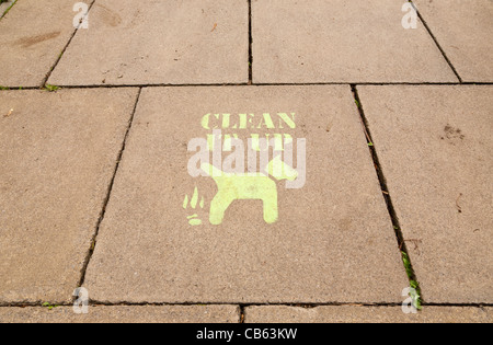 Message d'un schéma sur un trottoir, dans le Yorkshire, UK suggérant les propriétaires doivent nettoyer après leurs chiens ont déféqué Banque D'Images