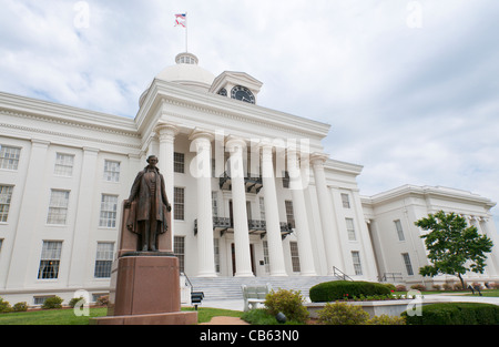 Alabama, Montgomery, State Capitol Building achevé 1851, statue de Jefferson Davis Premier Président de la Confédération Banque D'Images