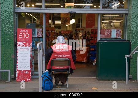 Grande question à l'extérieur du vendeur M&S Banque D'Images