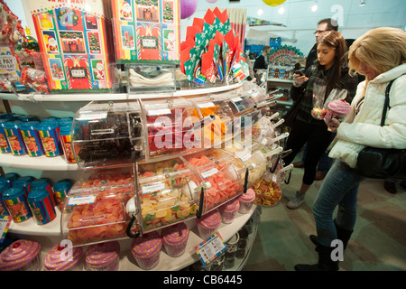 Les clients à faire leurs achats à un Dylan's Candy Bar pop up store à Midtown Manhattan Banque D'Images