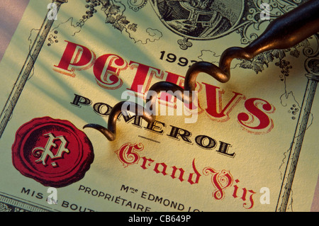 Château Petrus avec tire-bouchon sur l'étiquette de la bouteille de 1993 Château Petrus Pomerol Grand vin rouge Bordeaux France Banque D'Images