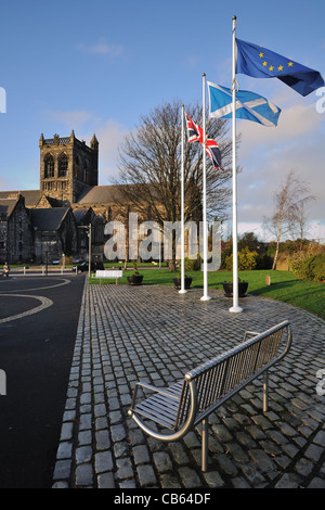 Trois drapeaux dominent la vue sur la cathédrale de Paisley Banque D'Images