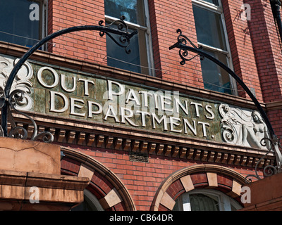 Victorien orné 'Out Patients Ministère ' inscrivez-vous à l'extérieur entrée de l'hôpital NHS London UK Banque D'Images