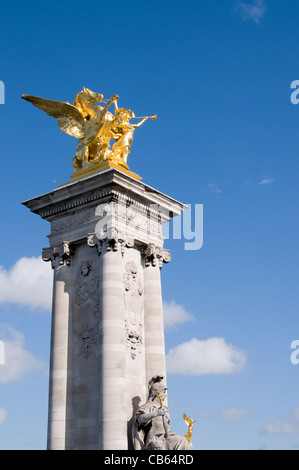 Statue d'or Paris France monument Banque D'Images