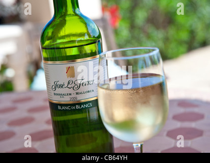 Blanc de Blanc Jose Ferrer Mallorca bouteille de vin et le verre sur la table de terrasse Banque D'Images