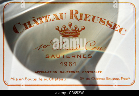 CHÂTEAU RIEUSSEC 1961 ombre d'un verre de dégustation de vin qui tombe sur le label du Château Rieussec Sauternes Grand cru Semillon concept de vin blanc français Banque D'Images