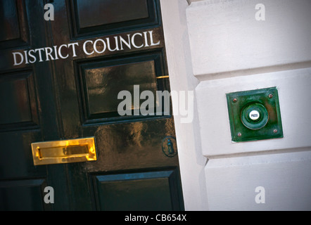 Conseil de district UK Géorgien générique de la porte d'entrée des bureaux du conseil de district traditionnel avec green bell pousser en premier plan Banque D'Images