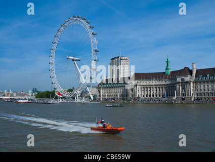 La Tamise à Westminster avec 'RNLI RIB' embarcations motorisées en patrouille avec franchise le London Eye et Rive Sud derrière Londres UK Banque D'Images