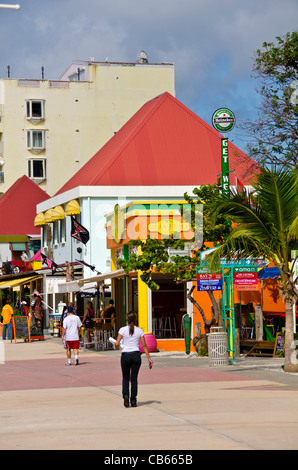 Magasins et boutiques colorées sur Front Street à Philipsburg, Saint Martin Banque D'Images