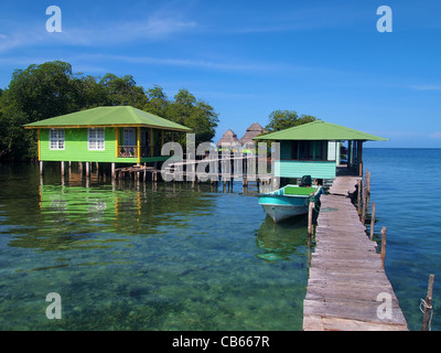 Resort sur la mer des Caraïbes dans l'archipel de Bocas del Toro, PANAMA Banque D'Images