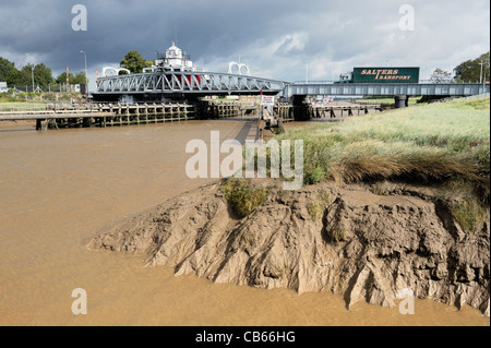 Pont tournant sur la route A17 de la marée déblais navigable River Nene à Sutton Bridge, Lincolnshire, Angleterre, RU Banque D'Images