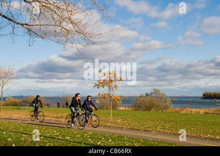 Lasalle Verdun-piste cyclable le long du fleuve Saint-Laurent a appelé l'Honorable George O'Reilly' park à Montréal Canada Banque D'Images