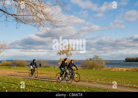 Lasalle Verdun-piste cyclable le long du fleuve Saint-Laurent a appelé l'Honorable George O'Reilly' park à Montréal Canada Banque D'Images