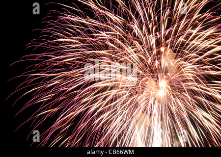 Une longue exposition à de multiples d'artifice contre un ciel noir Banque D'Images