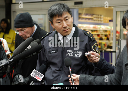 Le chef de la Police de Vancouver, Jim Chu donnant un communiqué de presse. Banque D'Images