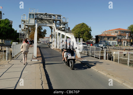 Gabut Pont-roulant basculant vers le bas est permettant aux piétons et véhicules de traverser la voie d'eau à l'intérieur du port, La Rochelle France Europe Banque D'Images
