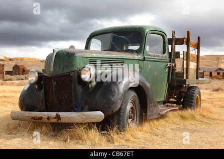 Un vieux camion Ford dans un champ près d'une ville fantôme de Bodie, en Californie. Banque D'Images