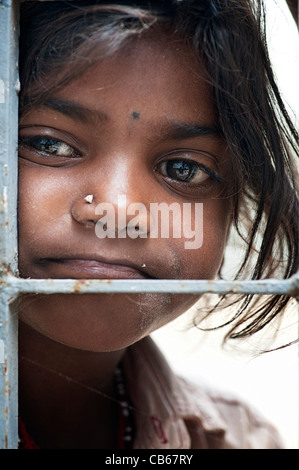 Les Indiens pauvres mendiant girl day dreaming. L'Andhra Pradesh, Inde Banque D'Images