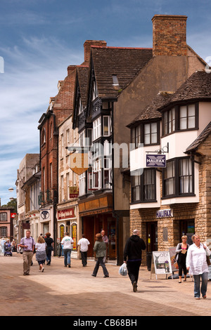 Les internautes et les devantures traditionnelles en zone piétonne High Street, Stamford, Lincolnshire, Angleterre, RU Banque D'Images