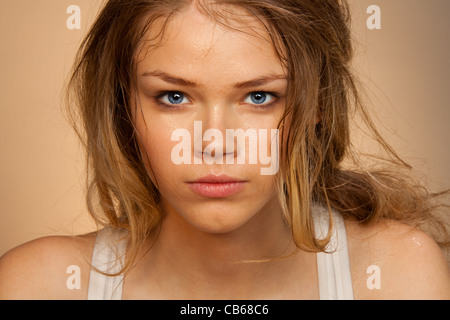 Close-up portrait of young girl après des exercices de sport Banque D'Images