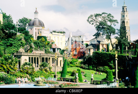 Portmeirion Italianate resort village en Gwynedd, Pays de Galles, Royaume-Uni. Conçu par l'architecte Clough Williams Ellis. Le Central Plaza Banque D'Images