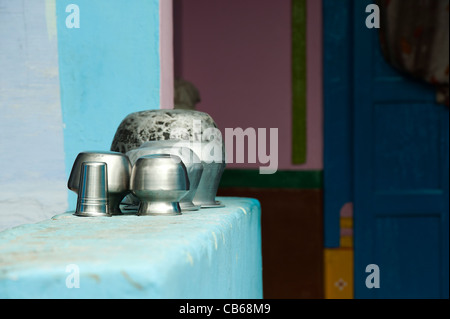 Les ustensiles de cuisine indienne laissés sécher sur une étagère à l'extérieur. L'Andhra Pradesh, Inde Banque D'Images