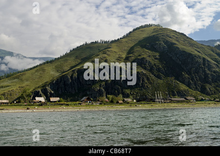 Un village de Tyungur sur la rive de la rivière Katun en Altai. La Russie. Banque D'Images