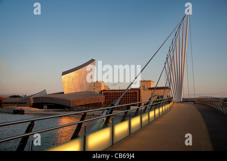 Vue sur le pont piétonnier de Imperial War Museum North. Banque D'Images