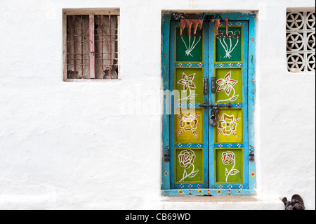 Ancienne maison de village indien portes avant. L'Andhra Pradesh. L'Inde Banque D'Images