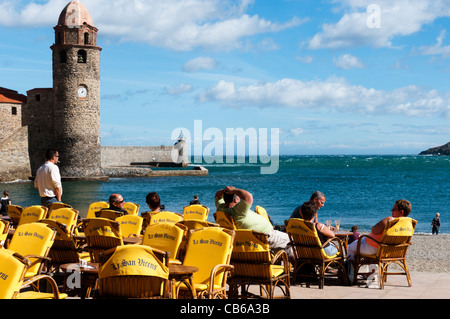 Les touristes assis et reposant sur une plage cafe à Collioure, dans le sud de la France Banque D'Images