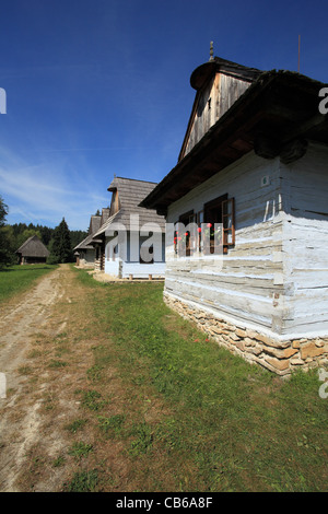 Architecture traditionnelle affichée au musée de plein air de village slovaque dans Martin, Slovaquie. Banque D'Images