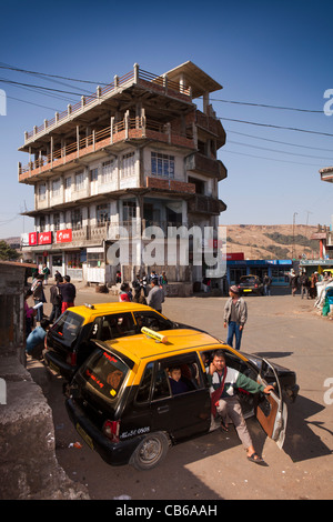 L'Inde, Meghalaya, East Khasi Hills, en, du centre-ville, des taxis attendent des passagers à l'extérieur du marché central Banque D'Images