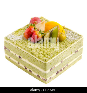 Macha japonais garniture gâteau aux fruits sur fond blanc Banque D'Images