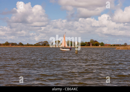 Hickling Broad, Norfolk. À l'échelle de l'artiste Roland Green (décédé), Studio Tour, centre, droit de bateau à voile. Banque D'Images