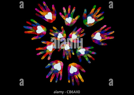 Childs hand multicolores s'imprime avec des formes cœur blanc fait avec de la poudre de couleur sur fond noir Banque D'Images