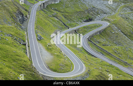 Fragment d'une route de haute altitude dans les montagnes.Lieu:Transfagarasan road, la plus haute route en Roumanie. Banque D'Images