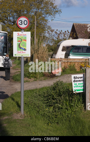 Signe, conçu par élève de l'école du village utilisée par l'autorité locale pour rappeler aux conducteurs de véhicule lent. Hickling, Norfolk. Banque D'Images