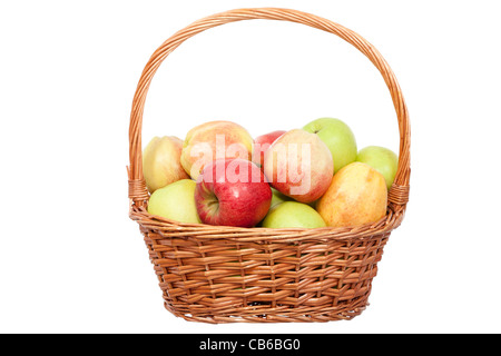 Dans le panier de pommes rouges sur fond blanc Banque D'Images