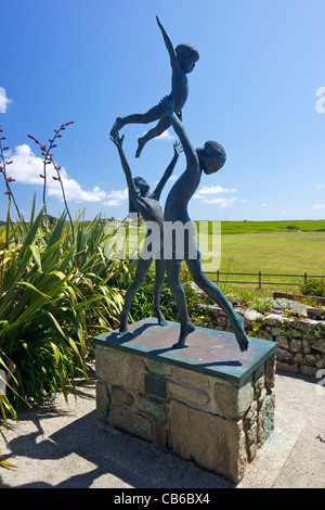 Enfants Tresco la sculpture de David Wynne, dans le jardins sub-tropicaux, l'île de Tresco, Îles Scilly, Cornwall, England, UK, Banque D'Images