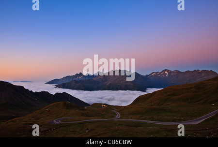 Road au-dessus des nuages. Matin d'été vue d'un - La haute route alpine du Grossglockner. L'Autriche. Banque D'Images