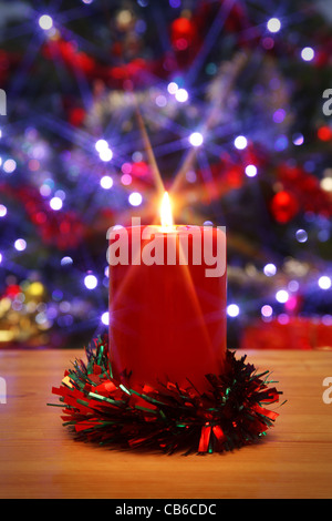 Photo d'une bougie de Noël avec étoile scintillante, Banque D'Images