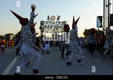 Fuerza Bruta 'Murga' show lors de la fermeture de la manifestation à Tecnopolis juste de la science et de la technologie. Banque D'Images
