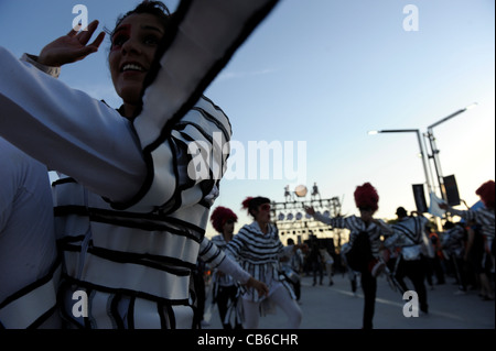 Fuerza Bruta 'Murga' show lors de la fermeture de la manifestation à Tecnopolis juste de la science et de la technologie. Banque D'Images