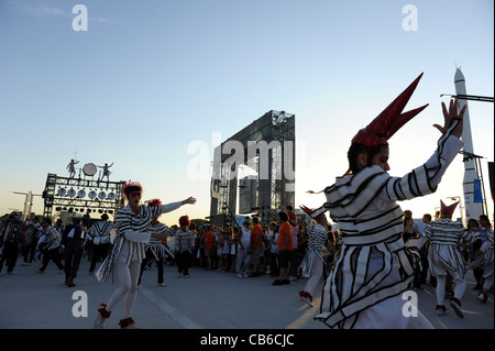Fuerza Bruta 'Murga' show lors de la fermeture de la manifestation à Tecnopolis juste de la science et de la technologie. Banque D'Images