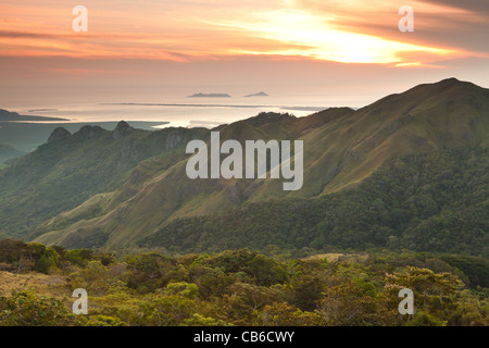 Panama paysage au lever du soleil dans les montagnes du parc national d'Altos de Campana, province de Panama, République de Panama, Amérique centrale. Banque D'Images