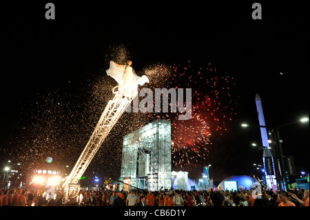 Fuerza Bruta 'La France' show lors de la fermeture de la manifestation à Tecnopolis juste de la science et de la technologie. Banque D'Images