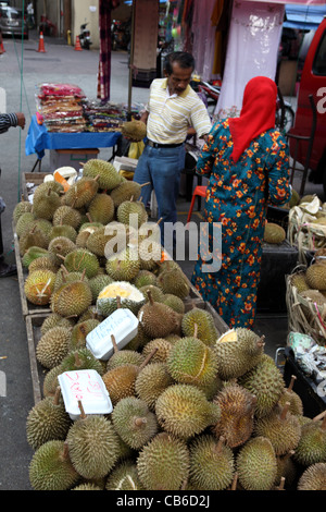 Durian en vente au marché de la rue de Chow Kit. Banque D'Images