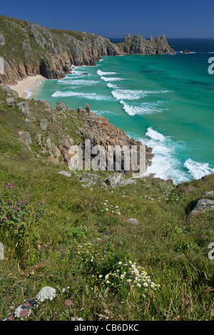 Surfez et mer turquoise à Pednvounder la plage en été, soleil, près de Falaise Treen Porthcurno, Lands End, la péninsule de Cornouailles Banque D'Images